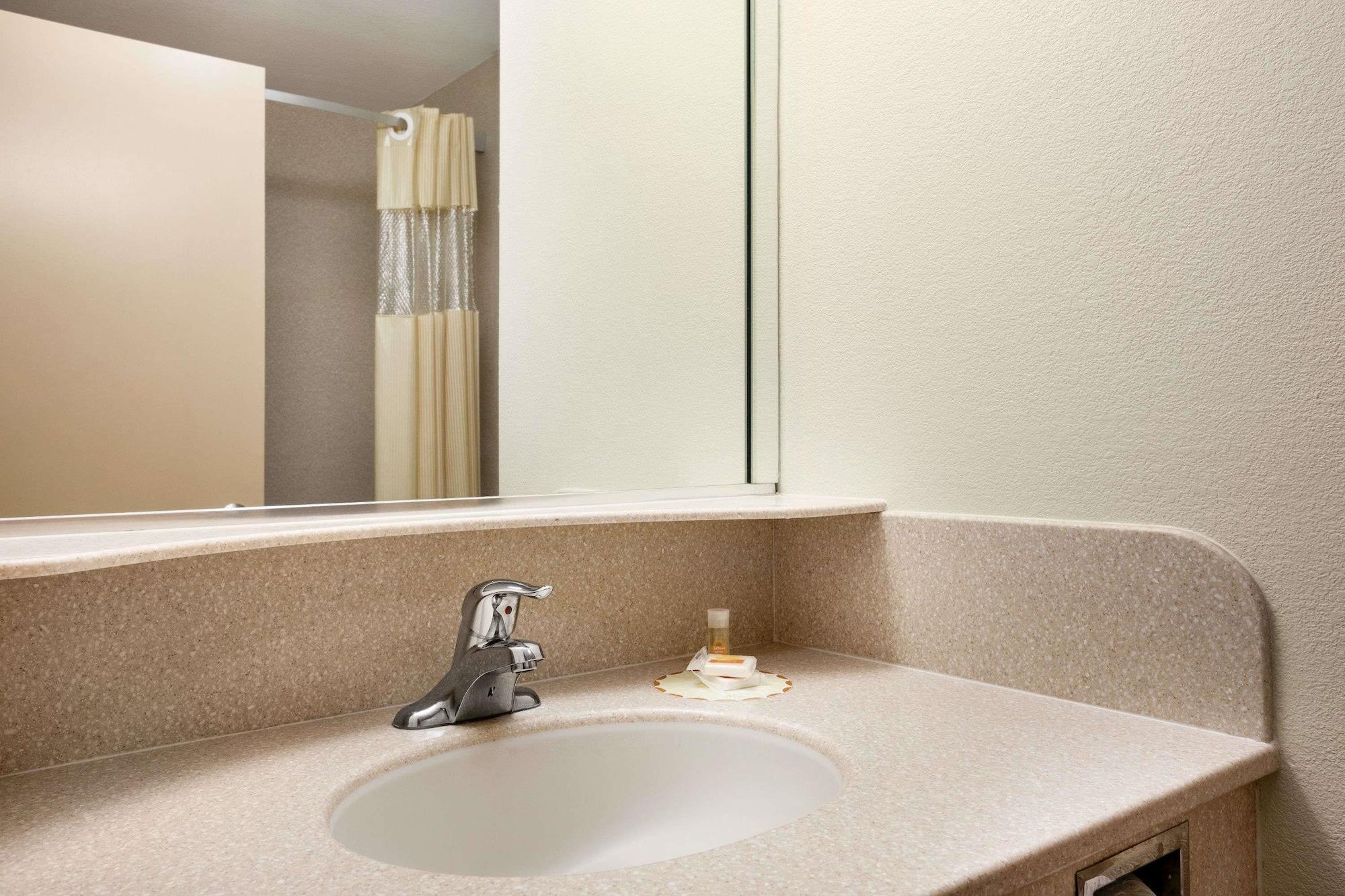 Econo Lodge Woodbridge Iselin Exteriör bild
