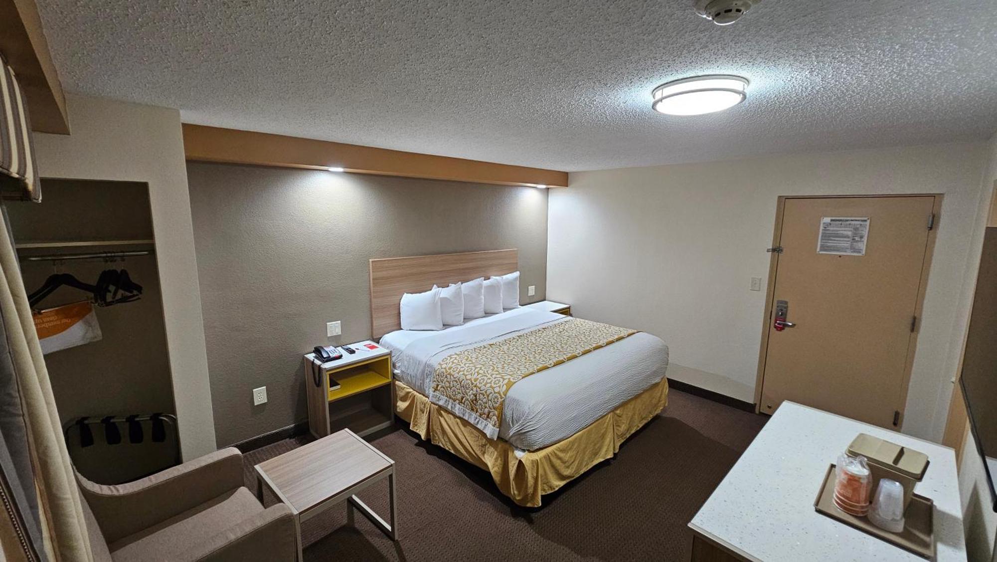 Econo Lodge Woodbridge Iselin Exteriör bild