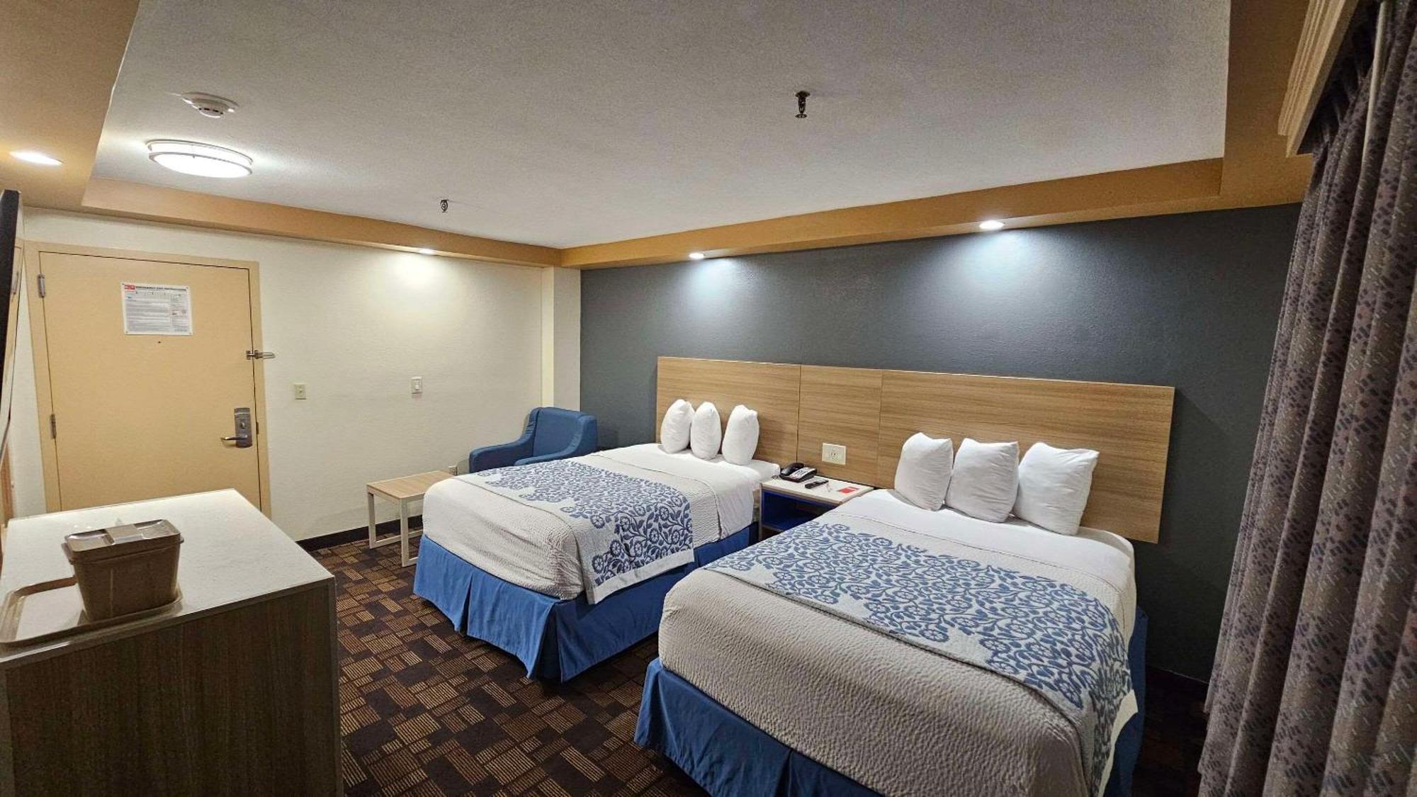 Econo Lodge Woodbridge Iselin Exteriör bild